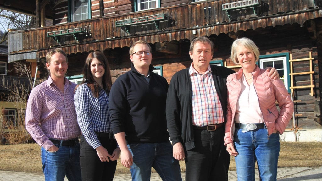 Bauernfamilie-traditionelles-Bauernhaus-Nockberge