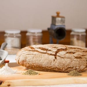 Bio-Bauernbrot mit Natursauerteig und Roggen und Dinkelmehl