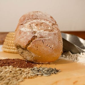 Bauernbrot mit Roggenmehl und Leinsamen sowie Sonnenblumenkernen