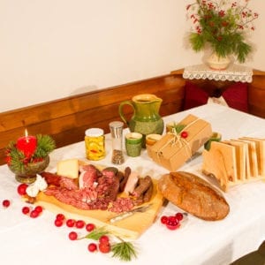 Geschenkspaket aus regionalen Bauernprodukten.